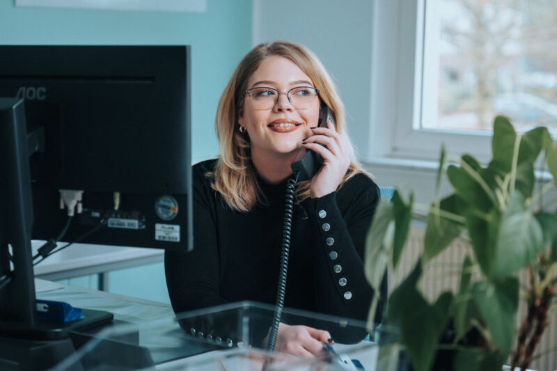 Josephine Koplin mit Telefon in ACS Zentrale