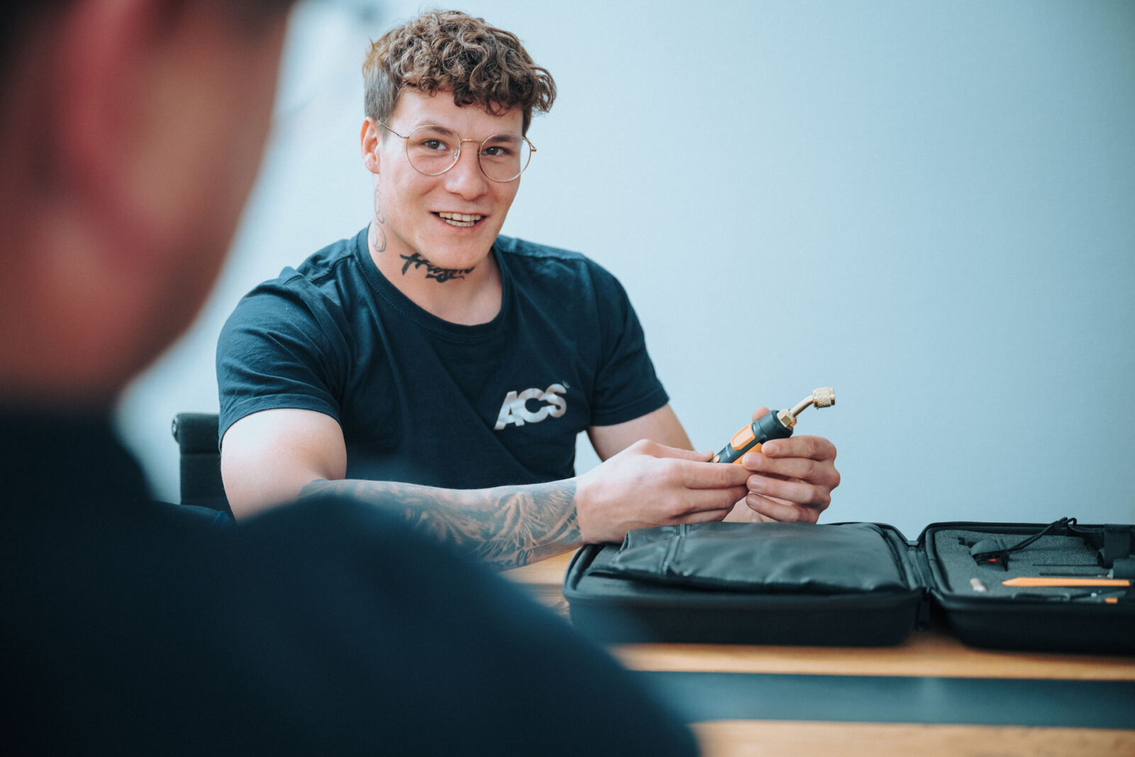 Verantwortlicher für Filterwartung mit Werkzeug in der Hand berät Kunden zu Filtern und Wartung