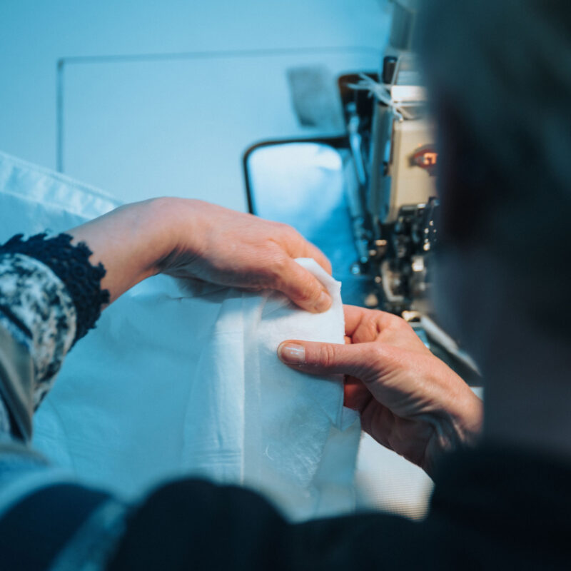Fertigung eines Filters in Handarbeit an der Nähmaschine in der ACS Filterproduktion in Essen