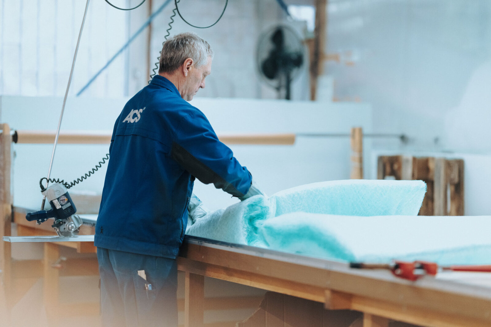 Zuschnitt von Filtermedien in der ACS Filterproduktion in Essen