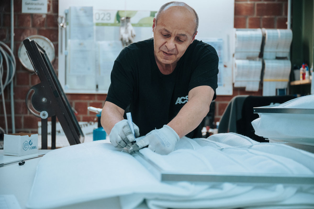 Fertigung eines Taschenfilter mit Metallrahmen in der Filterproduktion von ACS in Essen