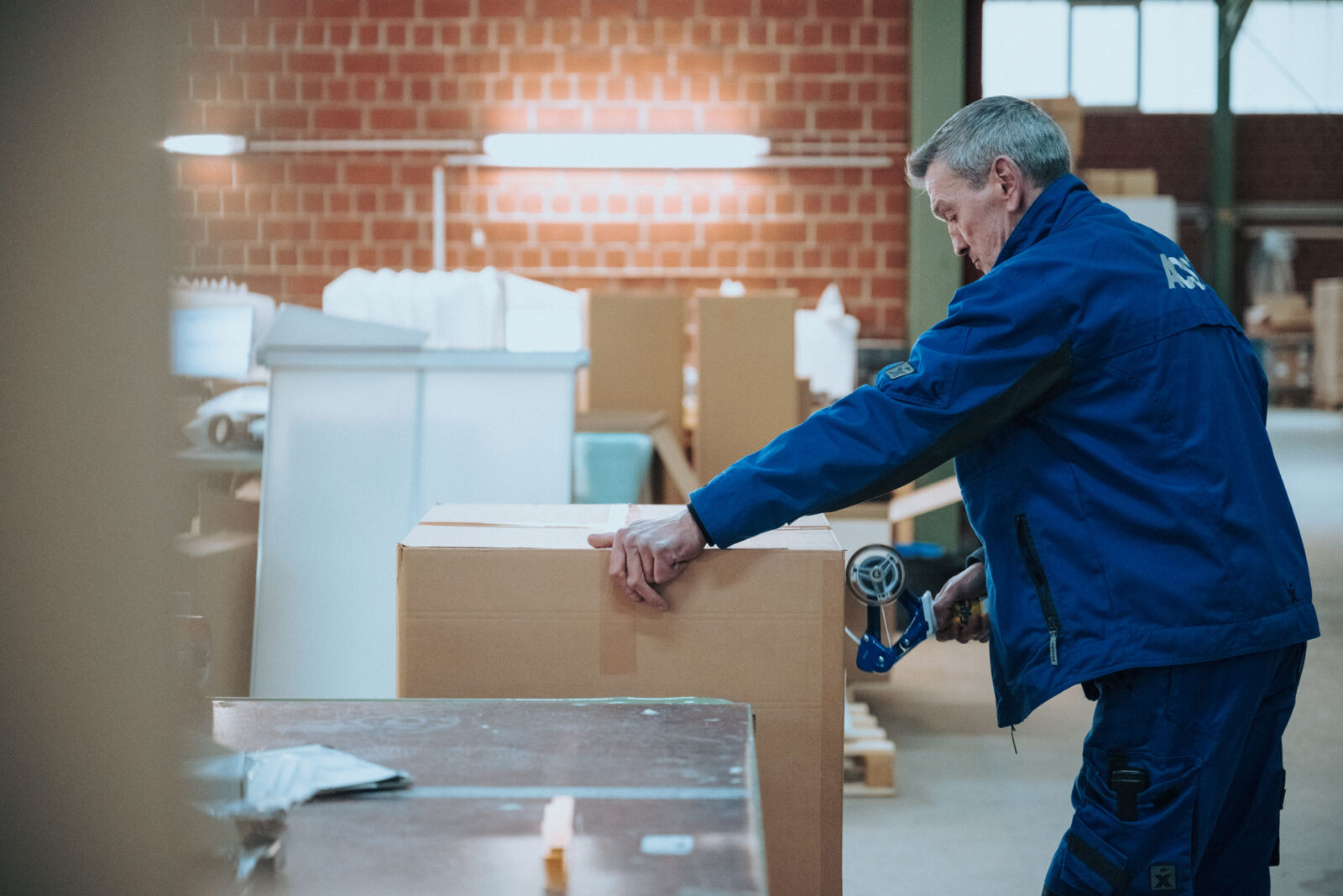 Verpacken und Versand von Filtermedien in Kartons bei ACS in Essen